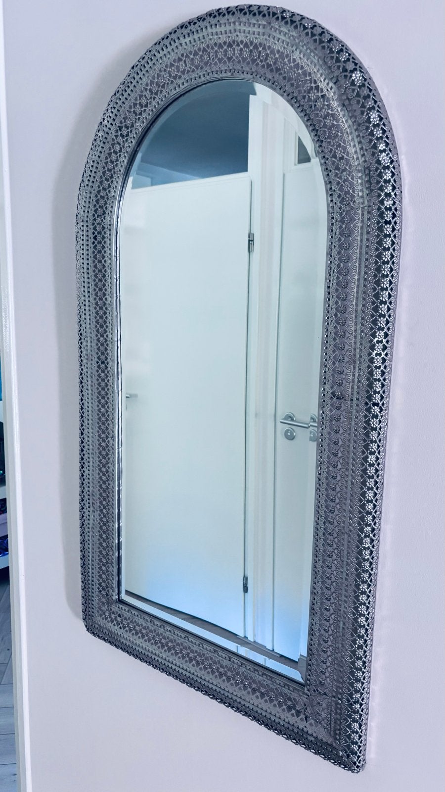 Zilveren spiegel met sierlijk bewerkt frame, Ophalen, Overige vormen, 100 tot 150 cm