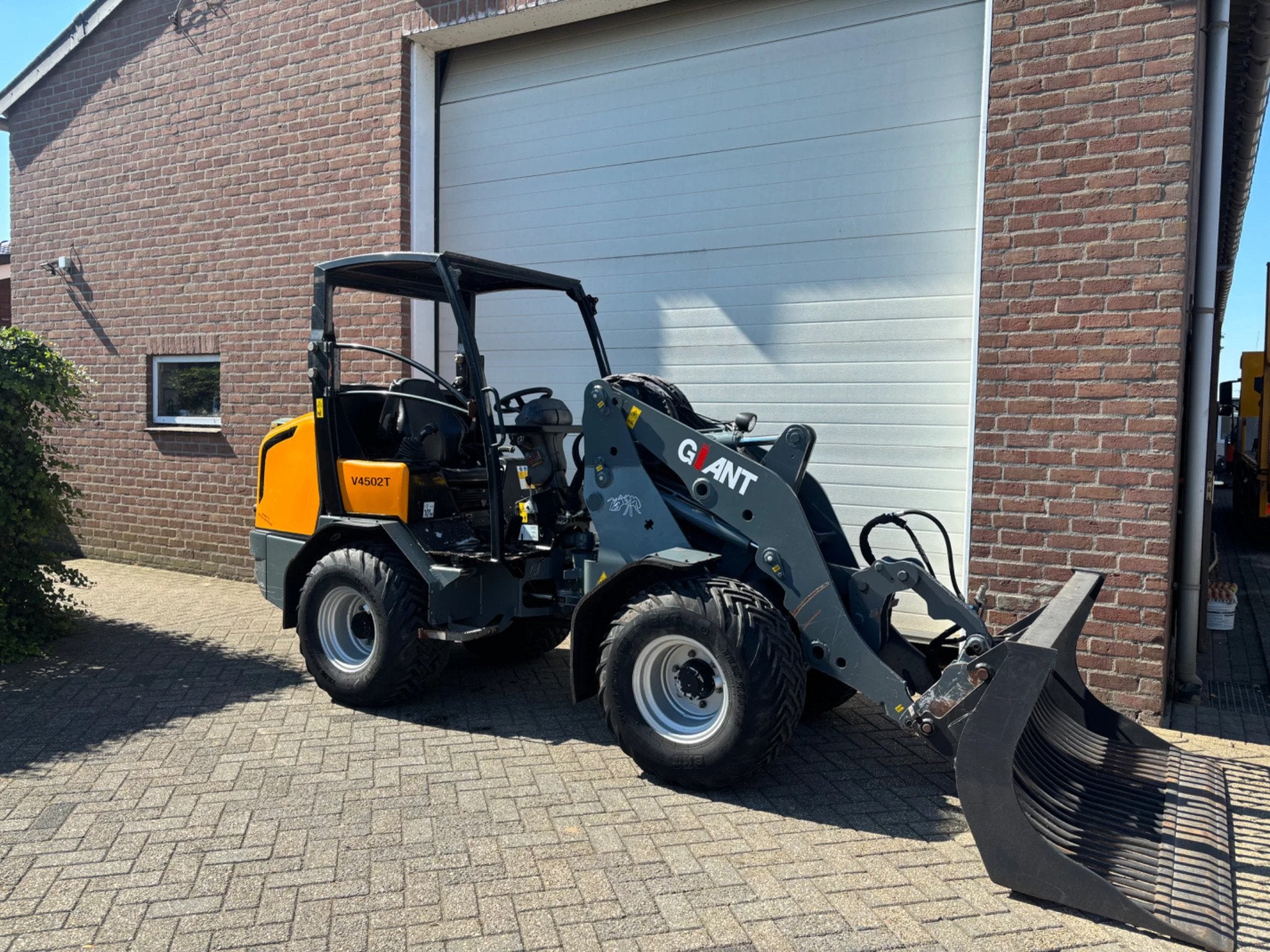 Giant V4502T Kniklader shovel wiellader (bj 2012), Wiellader of Shovel