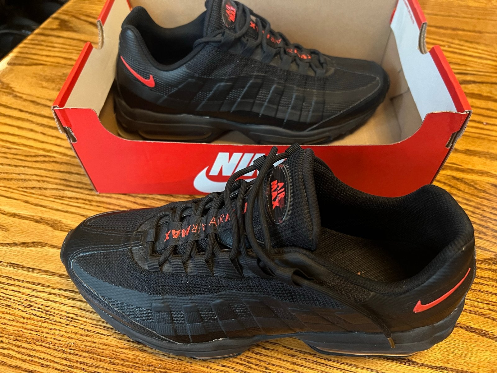 Nike Air Max 95 - Zwart met rode details - Maat 45, Ophalen, Zwart, Sneakers of Gympen, Zo goed als nieuw