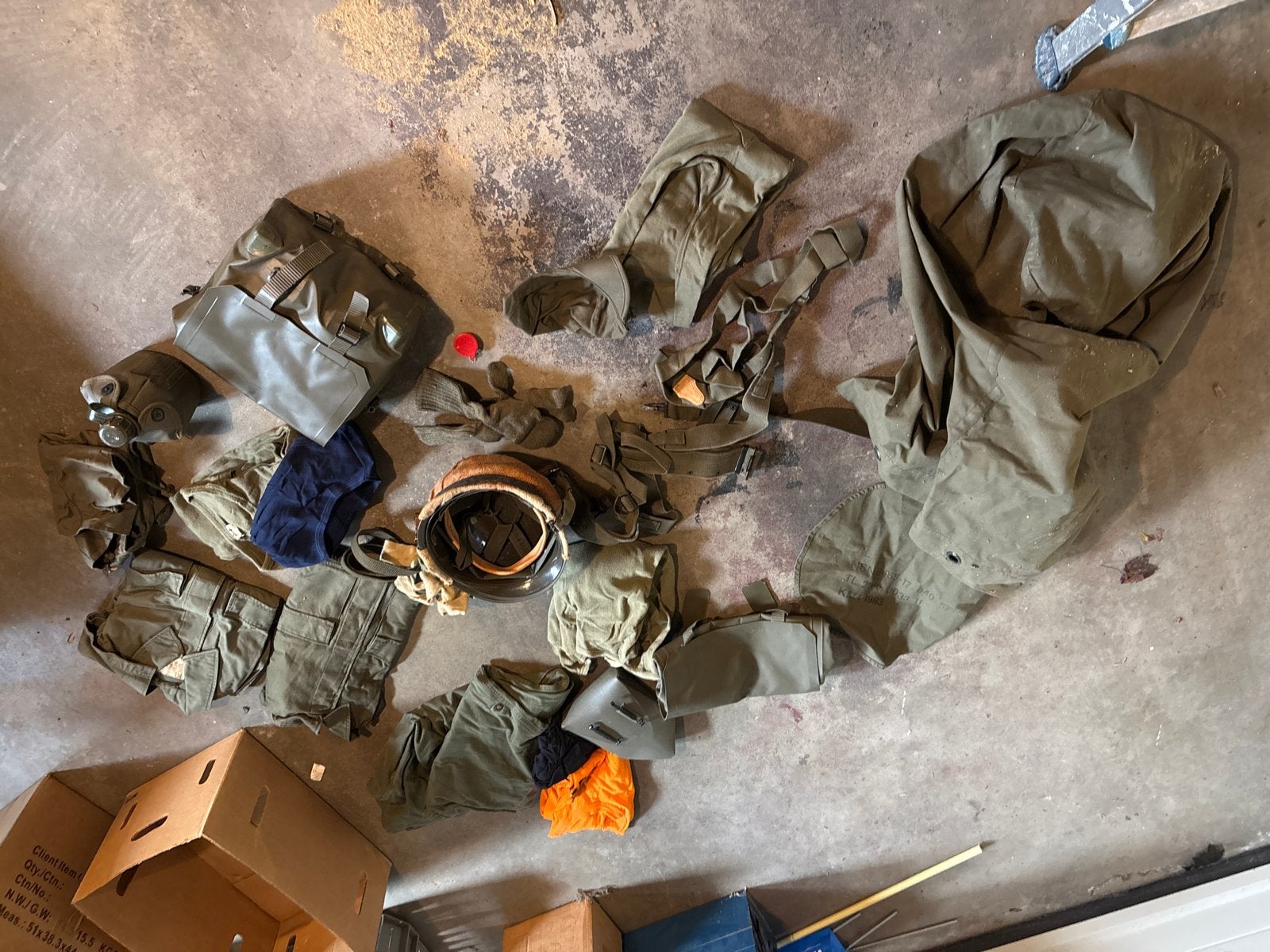 Plunjebaal met diverse inhoud, Ophalen, Landmacht, Overige gebieden, Kleding of Schoenen