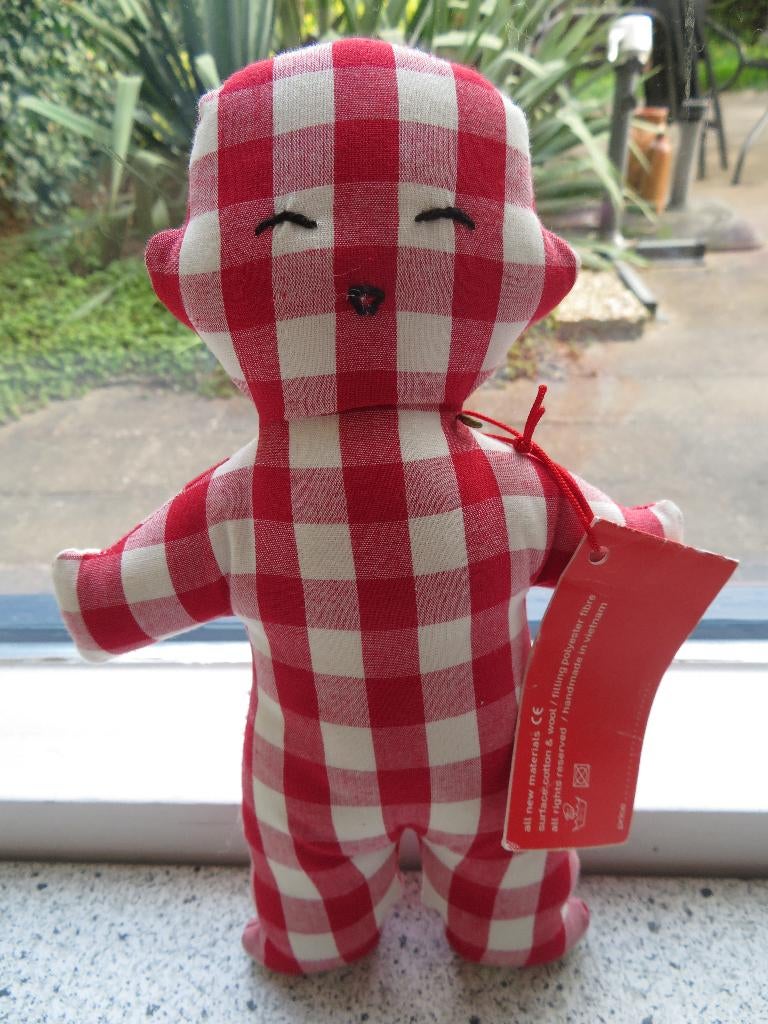 Pop mannetje rood wit geruit van PAKHUIS OOST meet ca 22 cm, Kinderen en Baby's, Overige typen, Ophalen of Verzenden, Zo goed als nieuw