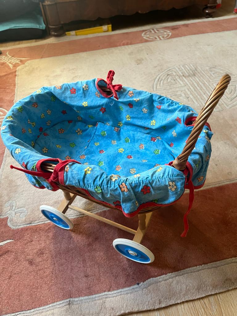 Rieten poppenwagen met bloemetjesbekleding en 3 poppen, Ophalen, Gebruikt, Overige typen