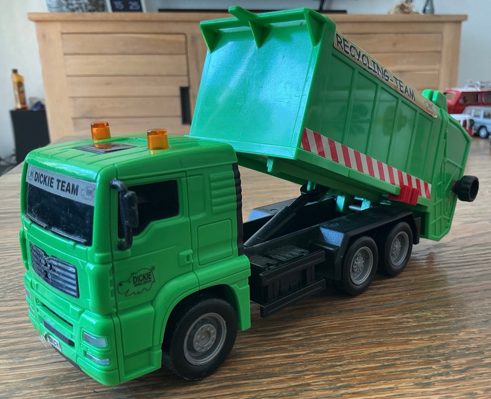 GROTE MAN VUILNISWAGEN 22 CM AANBIEDING NU 5 EURO, Ophalen of Verzenden, Zo goed als nieuw, Bus of Vrachtwagen