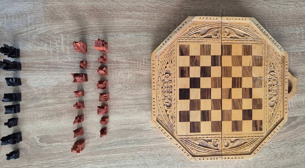 Handgemaakte Balinese schaakset/ backgammon., Een of twee spelers, Ophalen of Verzenden, Zo goed als nieuw