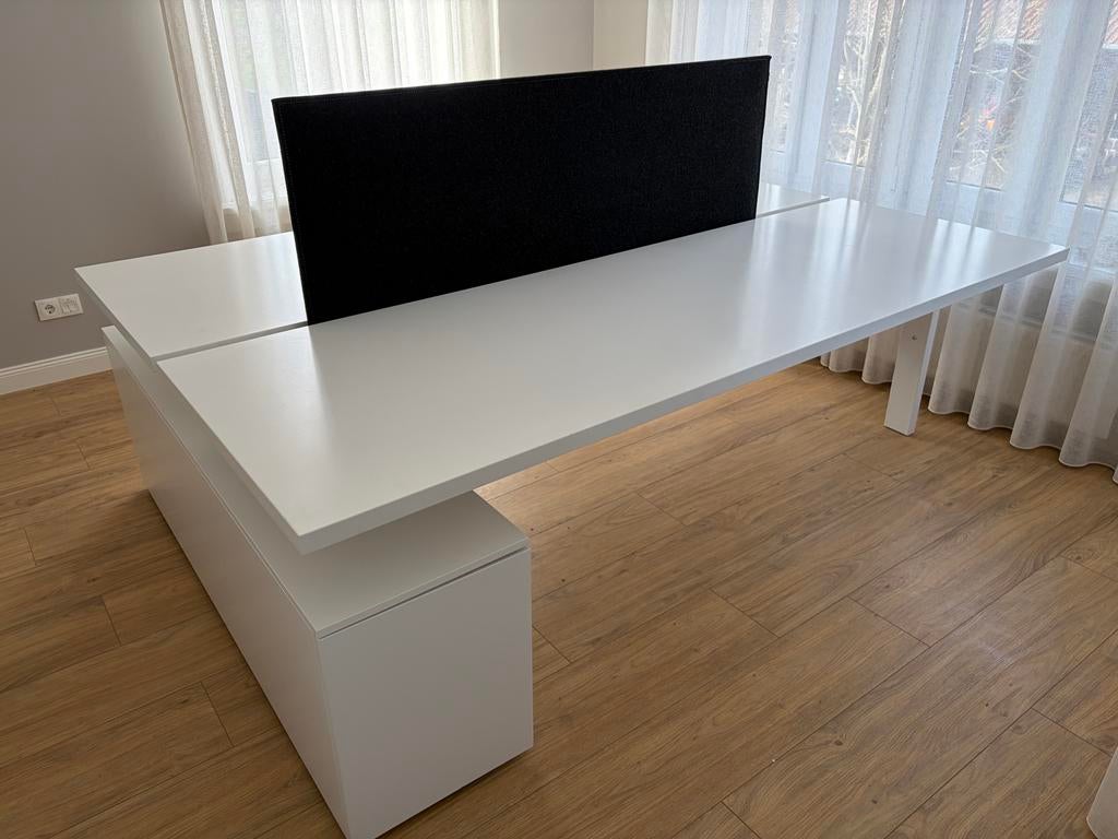 Wit duo bureau met geluidsscherm en opbergkastje, Ophalen, Met lades, Spaanplaat of MDF, Zo goed als nieuw