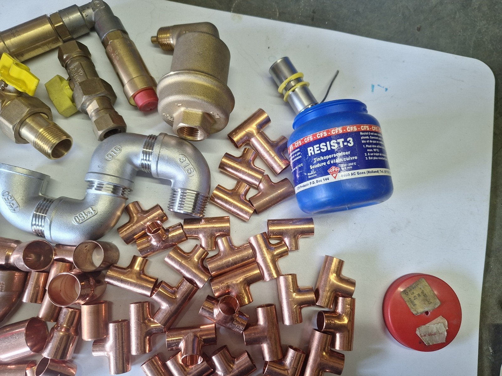 Koperen en messing fittingen,hennep en tin 250 gram, Ophalen of Verzenden
