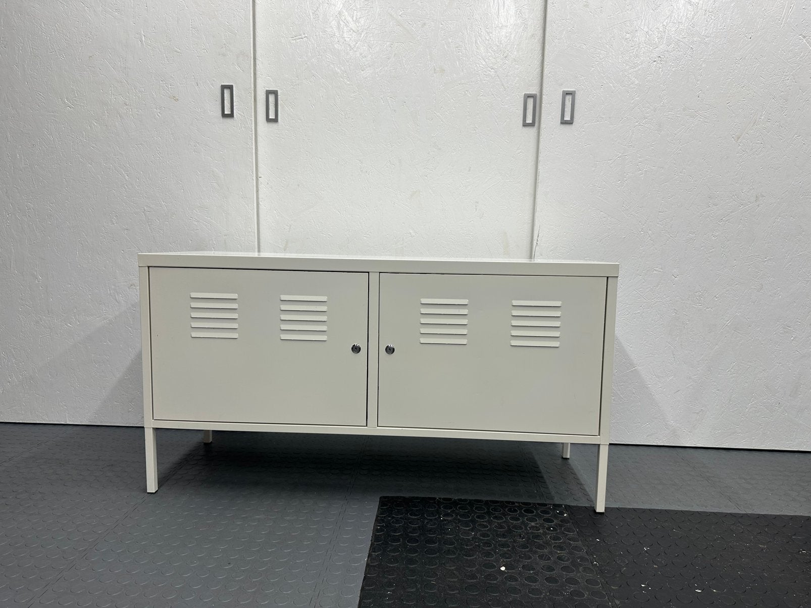 Ikea ps serie 2 stuks wit metalen kastje met twee deuren, Ophalen of Verzenden, Gebruikt