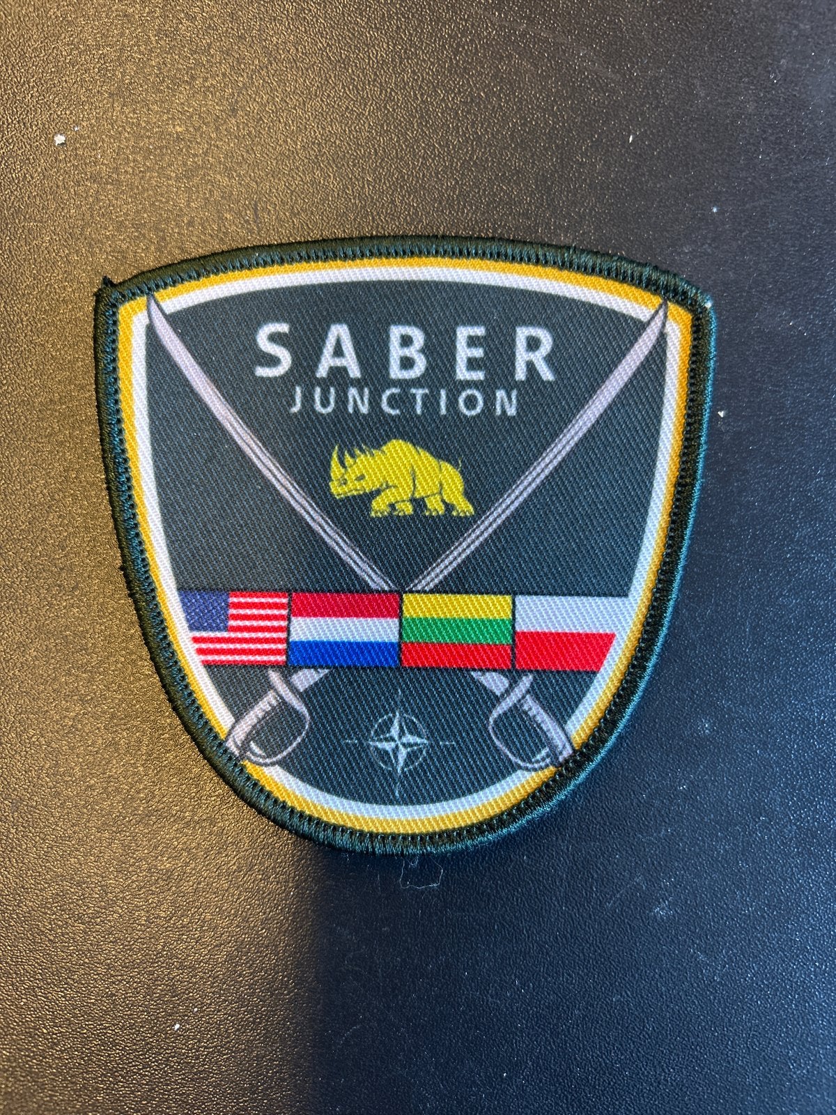Saber Junction Militaire Patch - NATO Vlaggen, Verzamelen, Ophalen, Zo goed als nieuw
