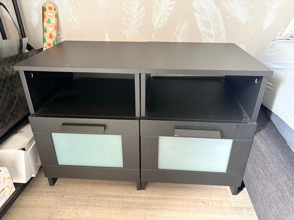 2x brimnes nachtkastjes zwart, Huis en Inrichting, Slaapkamer | Nachtkastjes, Gebruikt, Ophalen of Verzenden, 45 tot 65 cm, Minder dan 55 cm