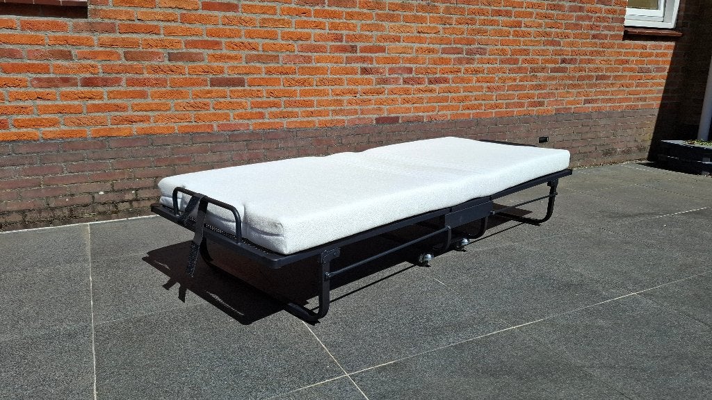 Opvouwbaar logeerbed met matras., Ophalen, Eenpersoons, Zwart, Zo goed als nieuw