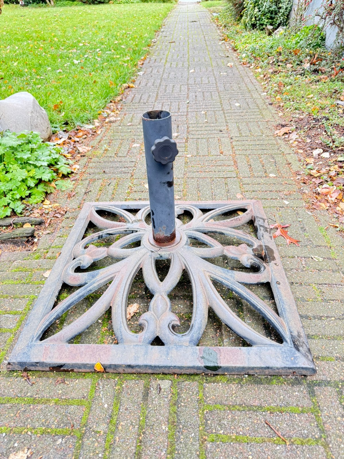 Mooie klassieke gietijzeren parasolvoet – sierlijk model, Tuin en Terras, Ophalen, Zo goed als nieuw, Minder dan 1 meter, Parasolvoet
