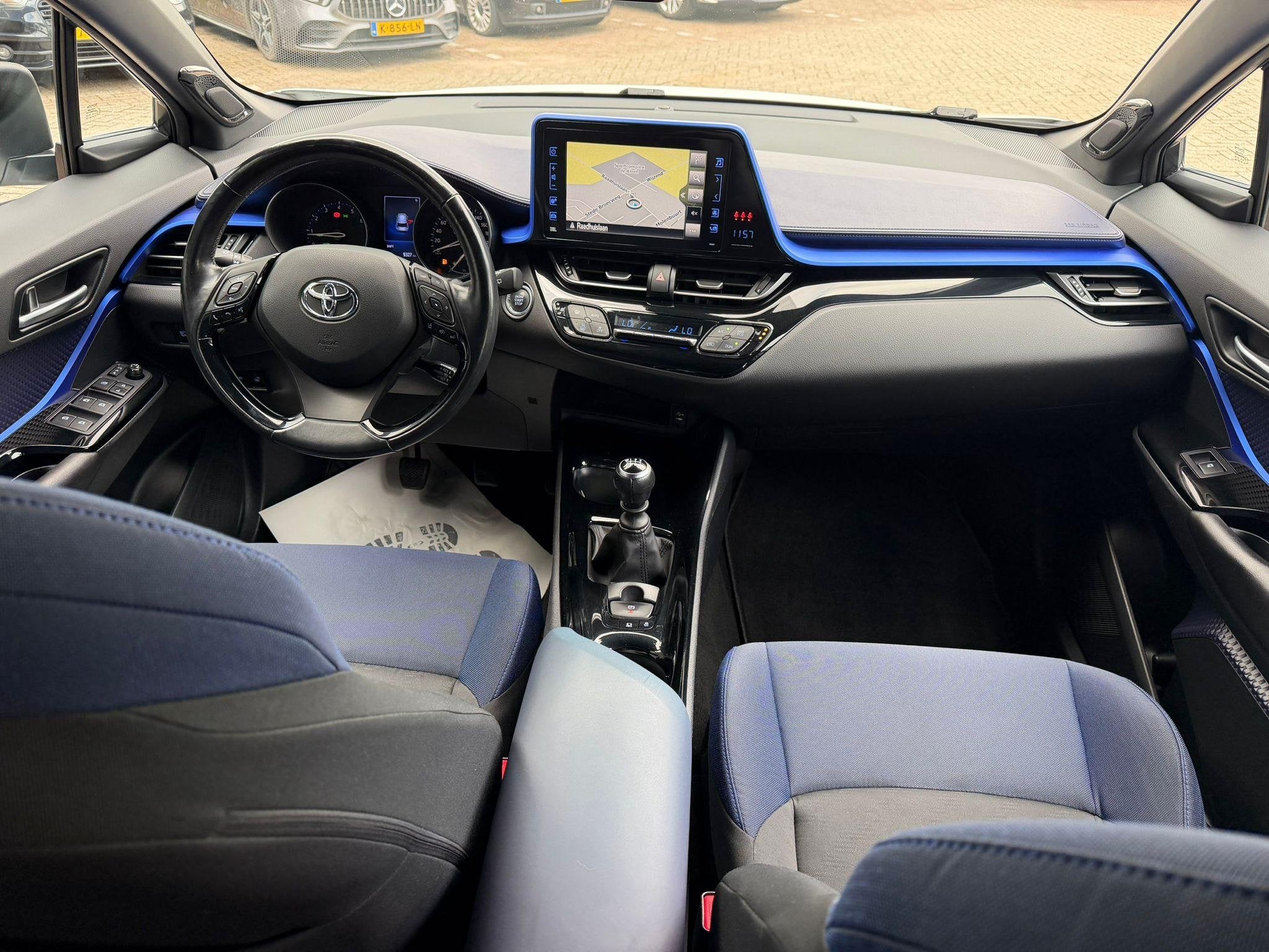 Toyota C-HR 1.2 Bi-Tone Plus DODEHOEK DETECTIE | LANE ASSIST, Voorwielaandrijving, Automatische klimaatregeling, Stof, Gebruikt