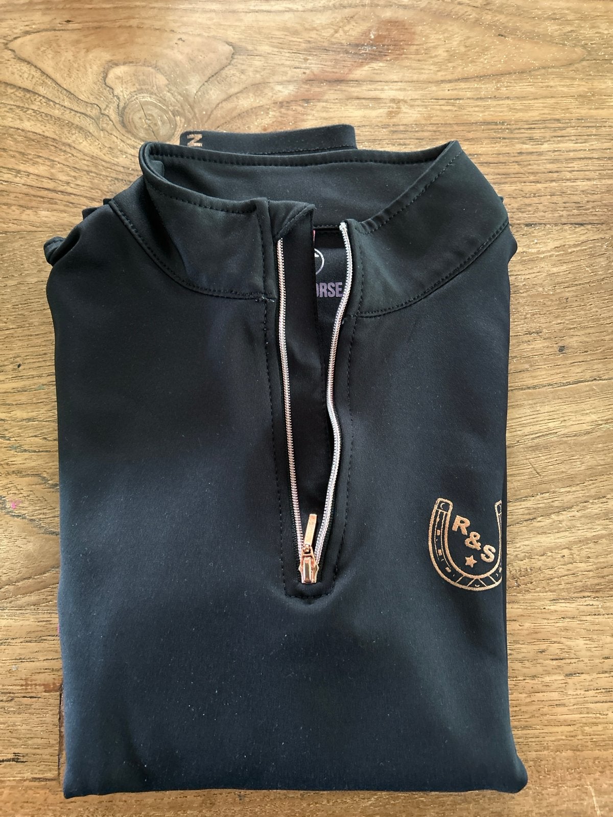 Paardrijkleding setje - red horse vestje en ELT broek mt 152, Ophalen, Zo goed als nieuw, Recreatie, Bovenkleding