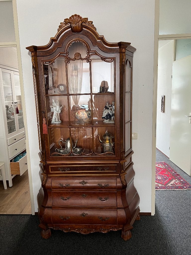 Vitrine kast, Ophalen
