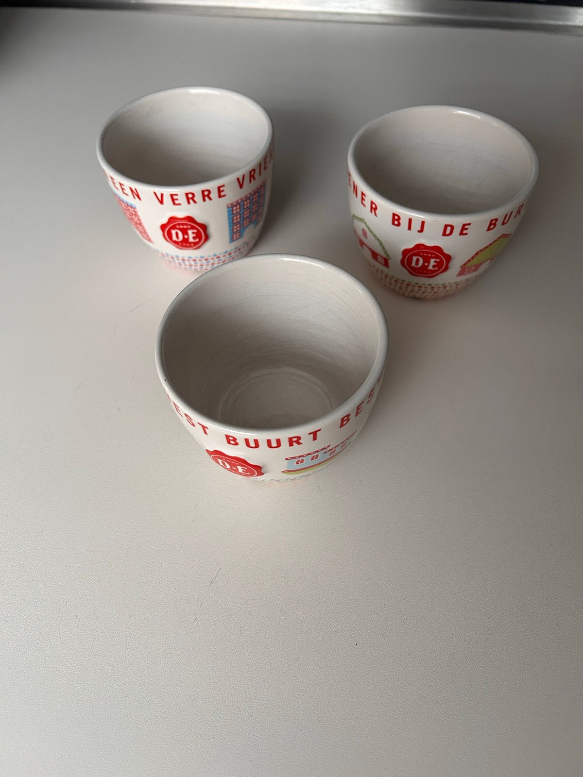 DE-schaaltjes  set van 3 - 'Een verre vriend, een buur', Gebruikt, Porselein of Keramiek, Rond, Pot of Kruik