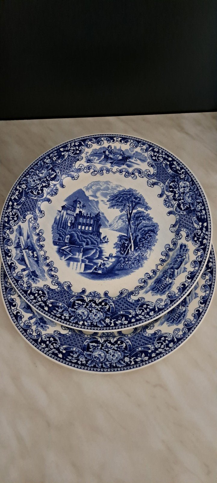 Twee antieke blauw-witte borden met kasteelmotief, Ophalen