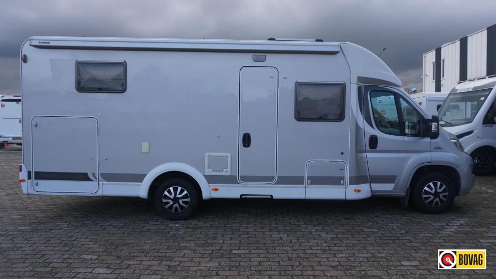 Carado T 67 DAKAIRCO/CAMERA/FIETSENDR, Caravans en Kamperen, 7 tot 8 meter, Bedrijf, Buitenlamp, L-zit