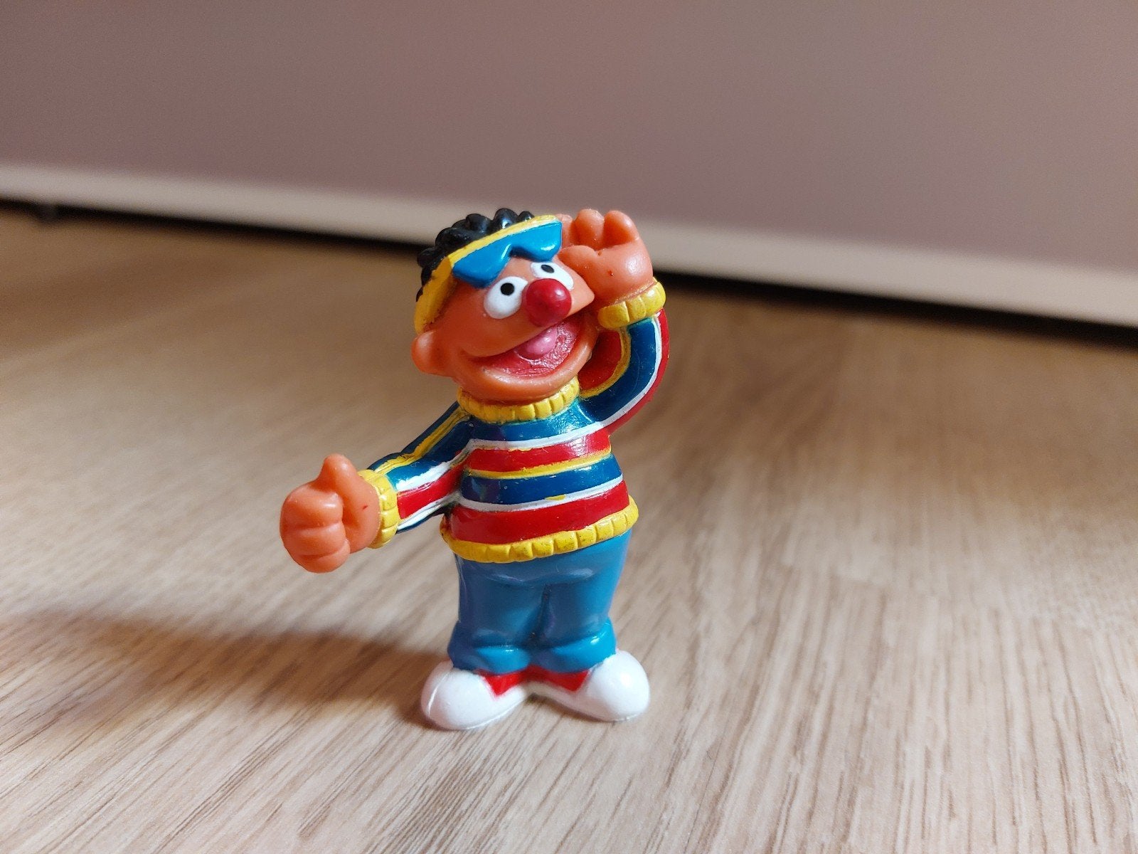 Sesamstraat Ernie poppetje met zonnebril, Ophalen of Verzenden