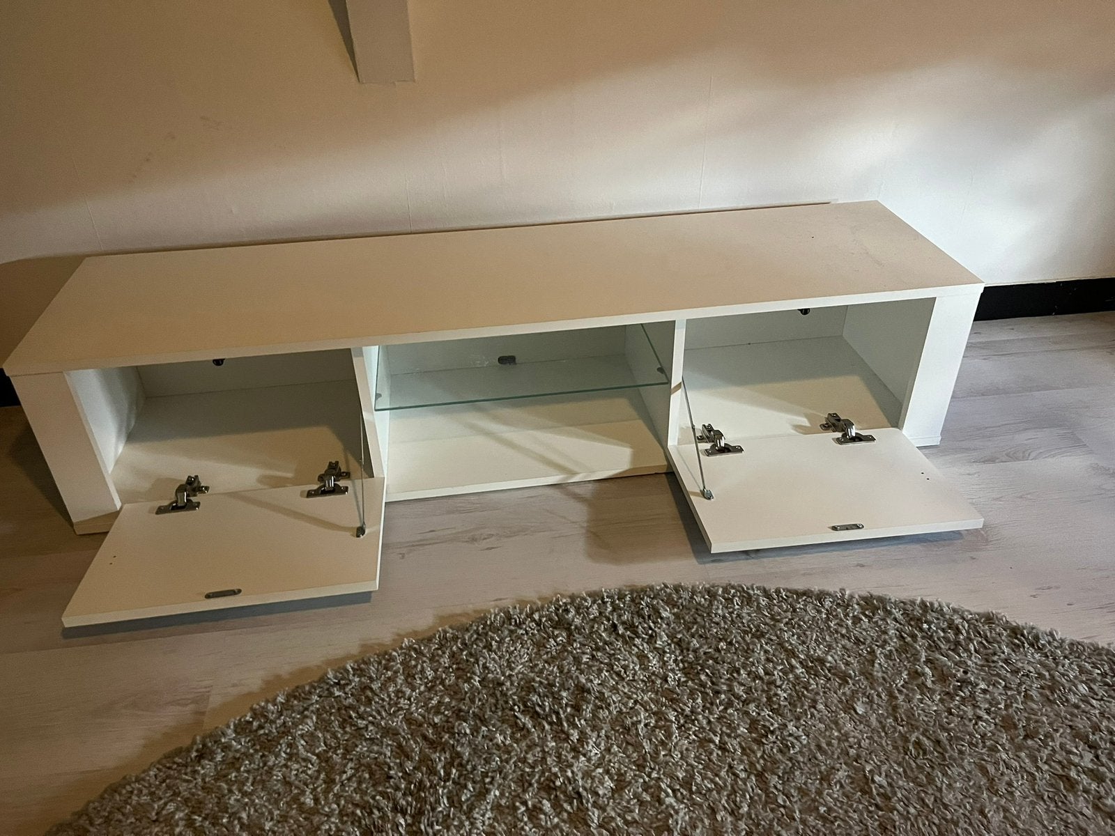 Witte tv meubel, Ophalen