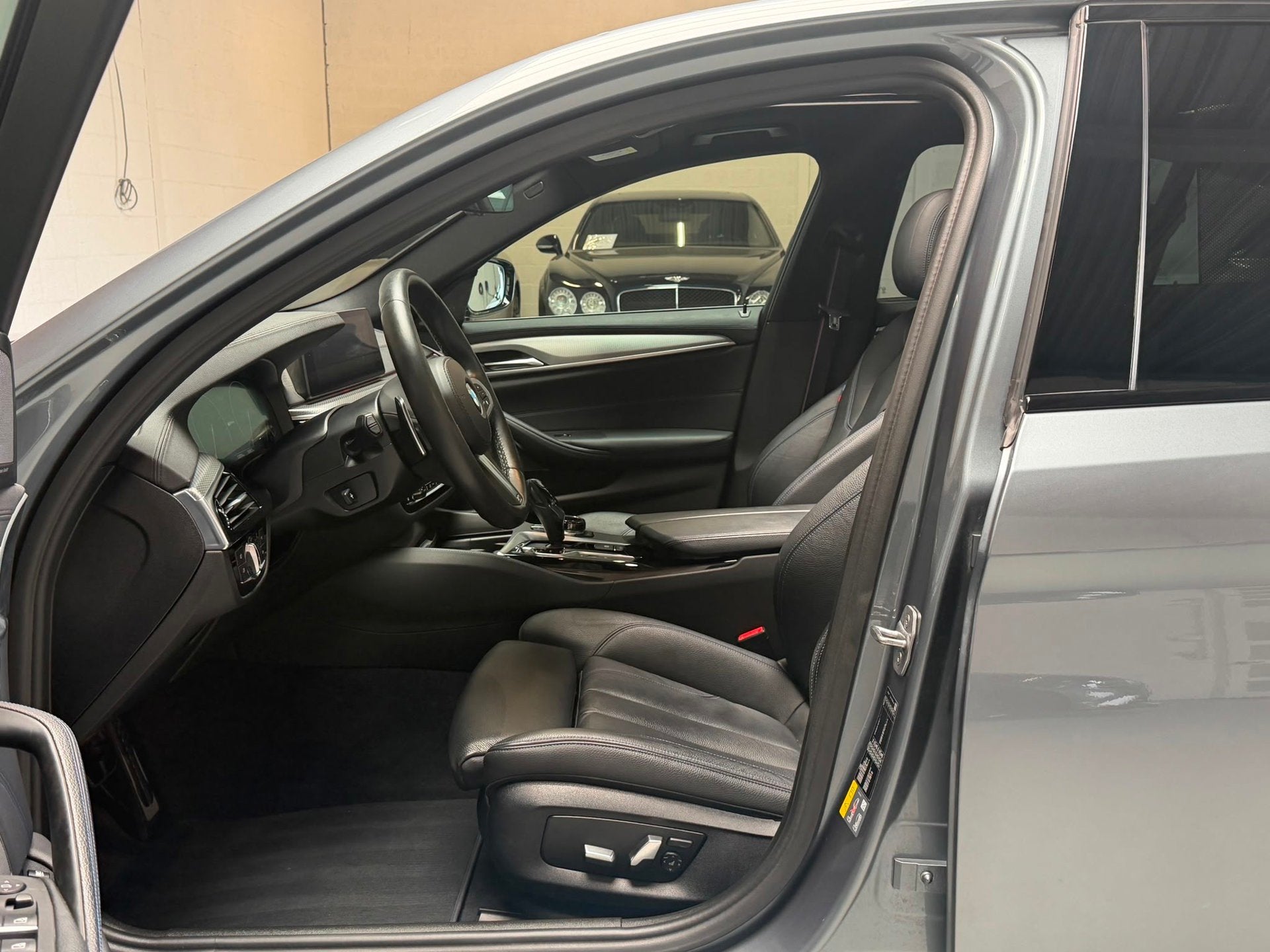 BMW 5-serie 530e High Executive M sport - 20 INCH - SOFTCLOS, Auto's, Dealer onderhouden, Achterwielaandrijving, Gebruikt, Zwart