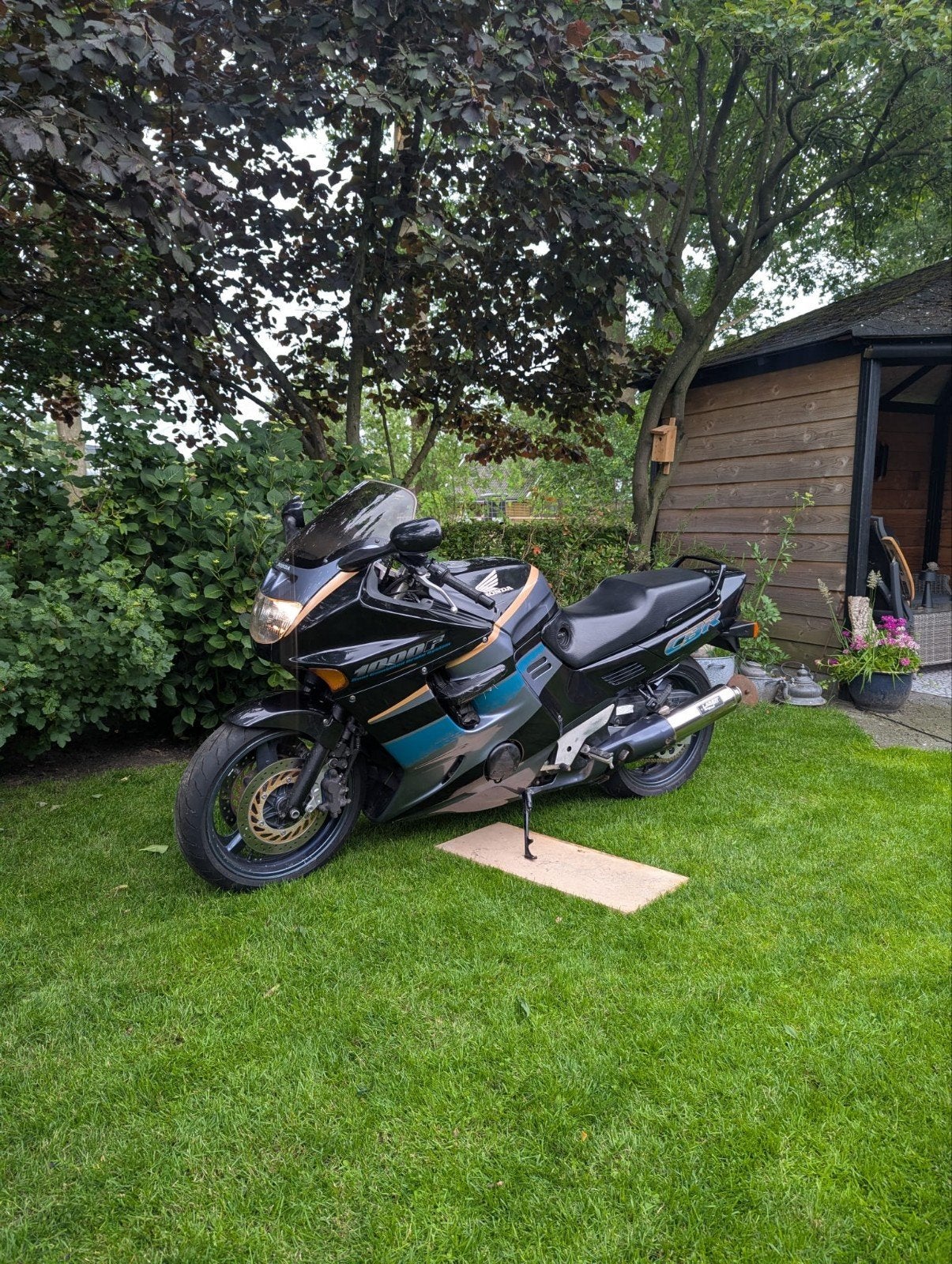 Honda CBR1000F uit 1993 - Nieuwe banden!