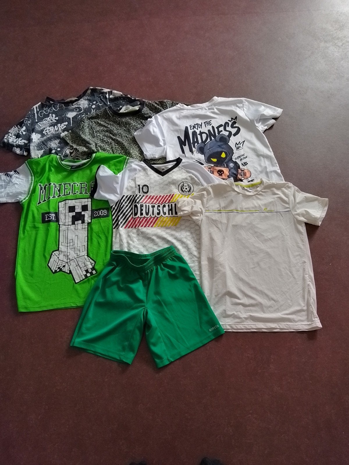 Jongenskleding sportpakket - T-shirts en korte broek, Gebruikt, Ophalen of Verzenden, Jongen, Setje