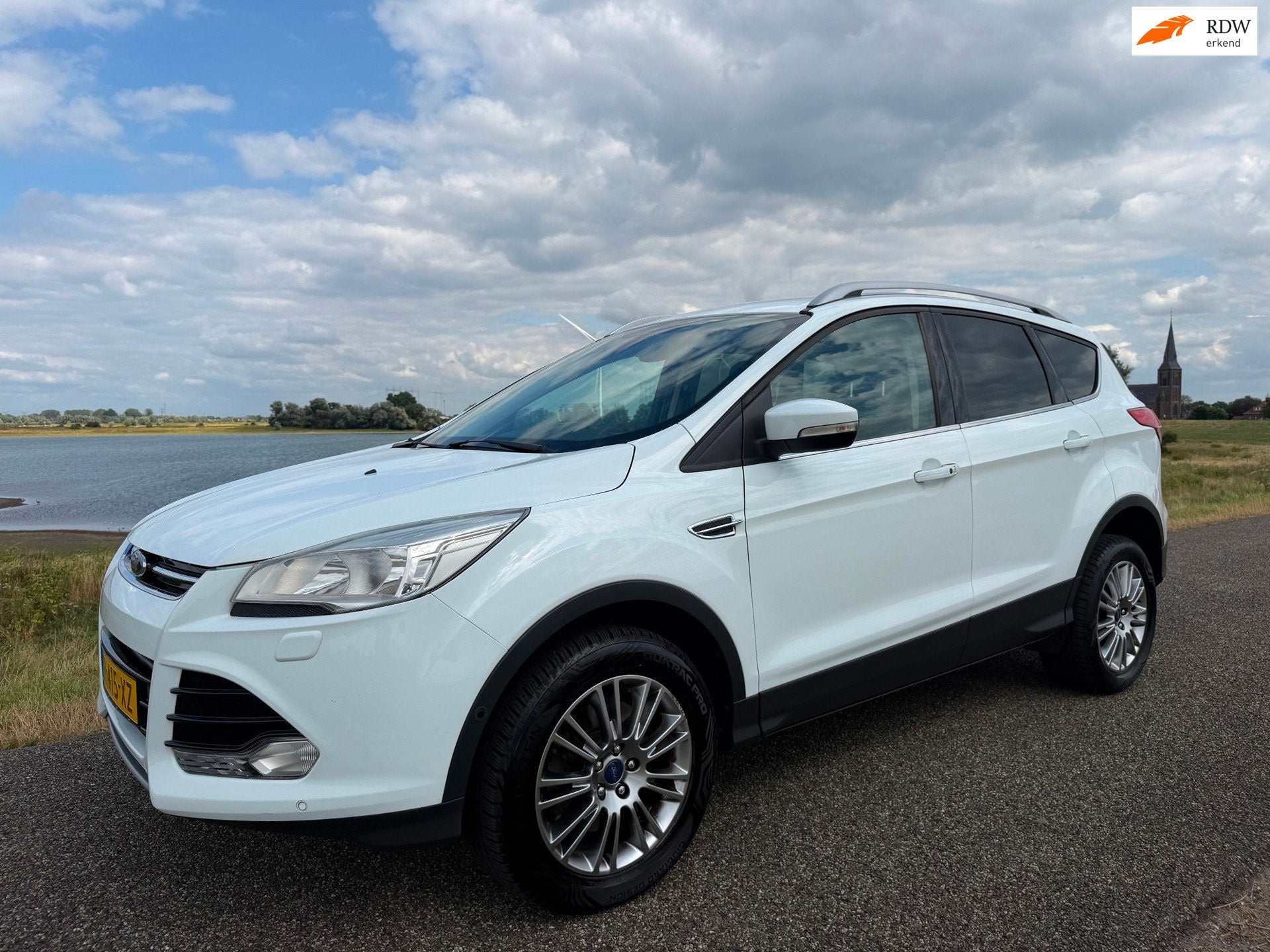 Ford Kuga 1.6 Titanium 4WD, Gebruikt, 4 cilinders, Leder en Stof, Wit