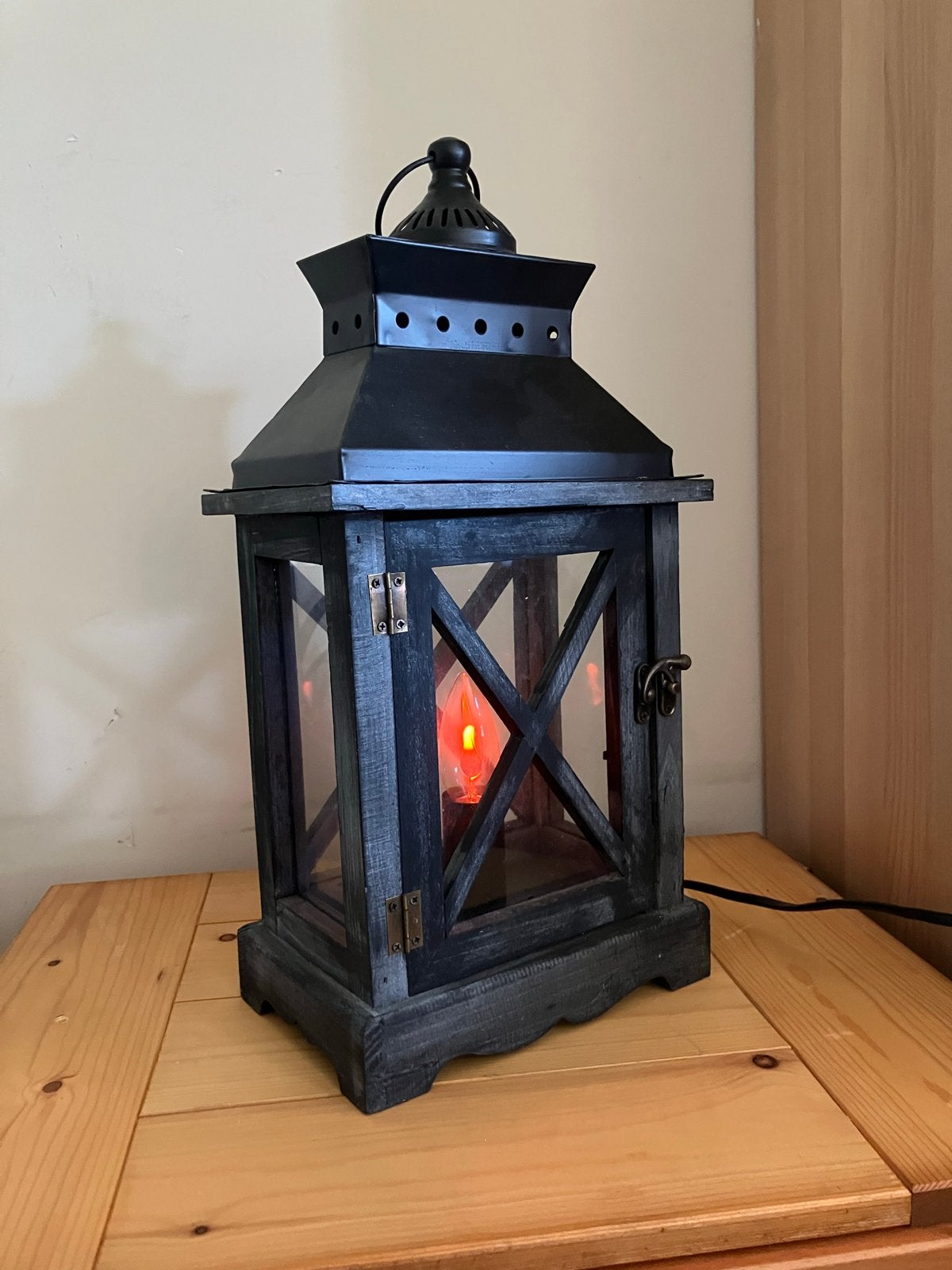 Sfeervolle houten lantaarn met metalen dak en glazen panelen, Huis en Inrichting, Ophalen of Verzenden, Zo goed als nieuw