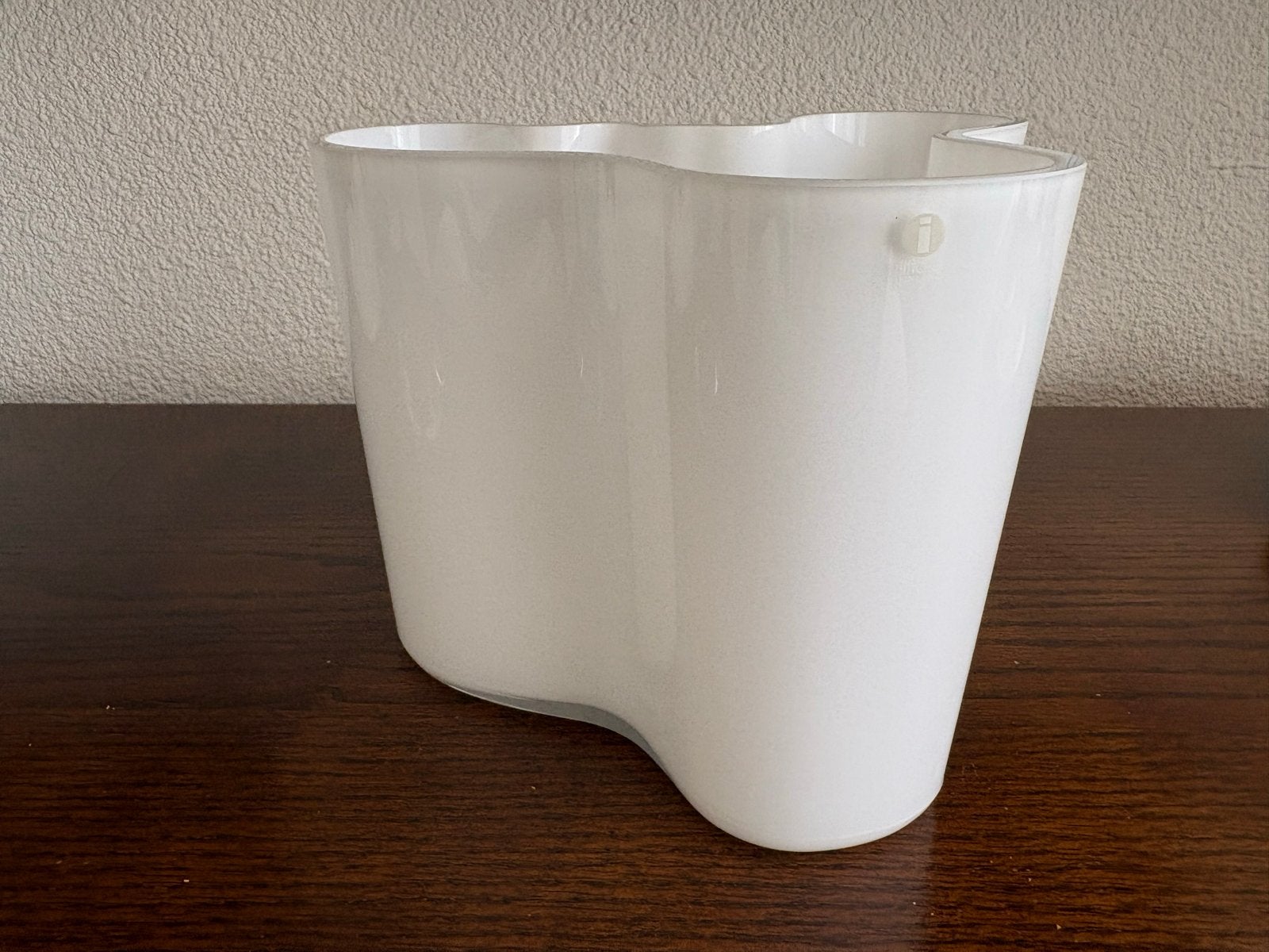 Iittala Aalto Vaas Wit Opaalglas - Alvar Aalto Design 16 cm, Wit, 16 cm, Ophalen of Verzenden, Glas