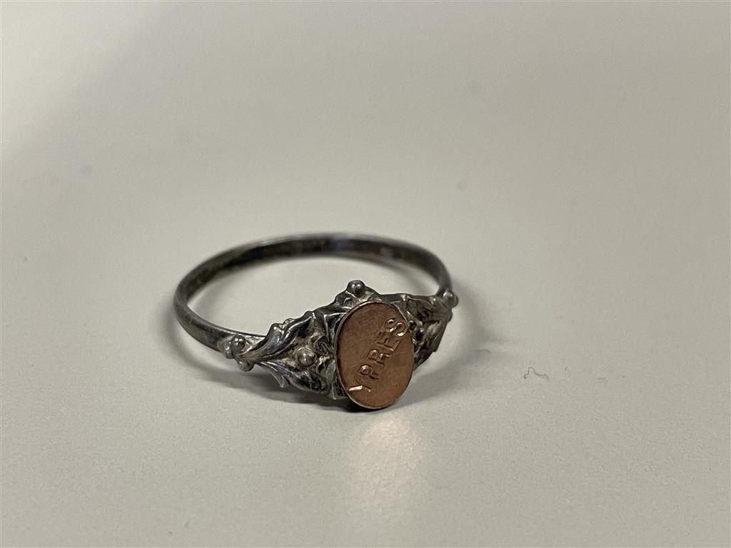 Zilveren ring - Ypres Belgium Ww1 Trench Art Sweetheart, Gebruikt, Ophalen of Verzenden, 17 tot 18, Dame