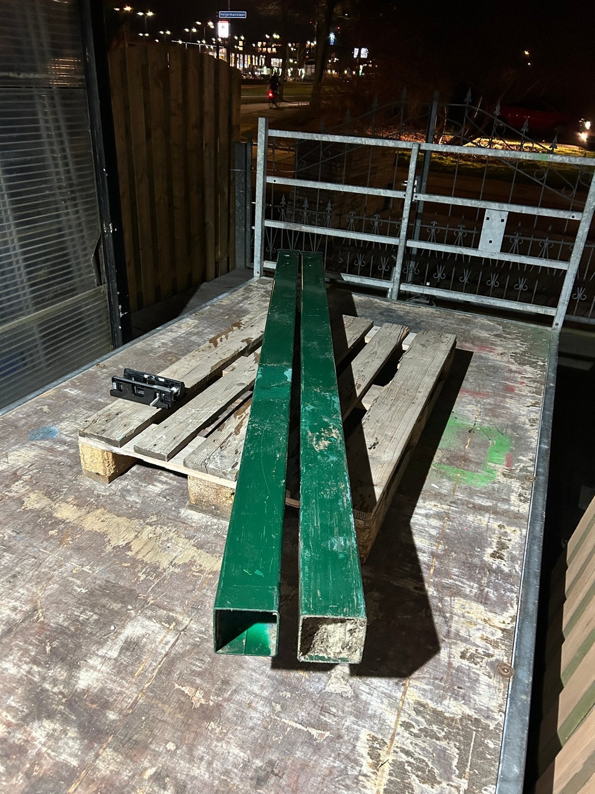 Groene metalen poortpalen 2 mtr lang, Ophalen, Gebruikt, IJzer, Scharnier