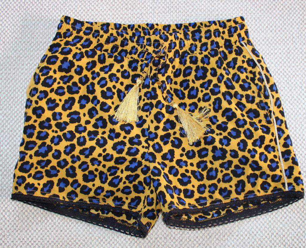Korte broek van Like Flo 134, Kinderen en Baby's, Kinderkleding | Maat 134, Broek, Meisje, Ophalen of Verzenden, Zo goed als nieuw