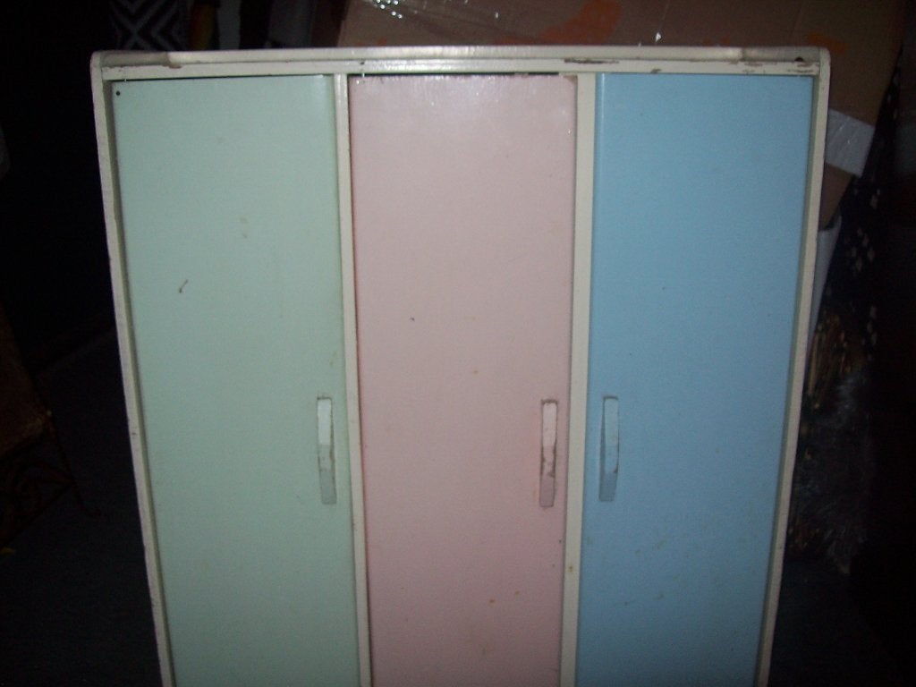 Vintage Poppenkledingkastje 3 deurtjes pastel JR 50/60, Ophalen of Verzenden, Gebruikt, Meubelstuk of Keukentje
