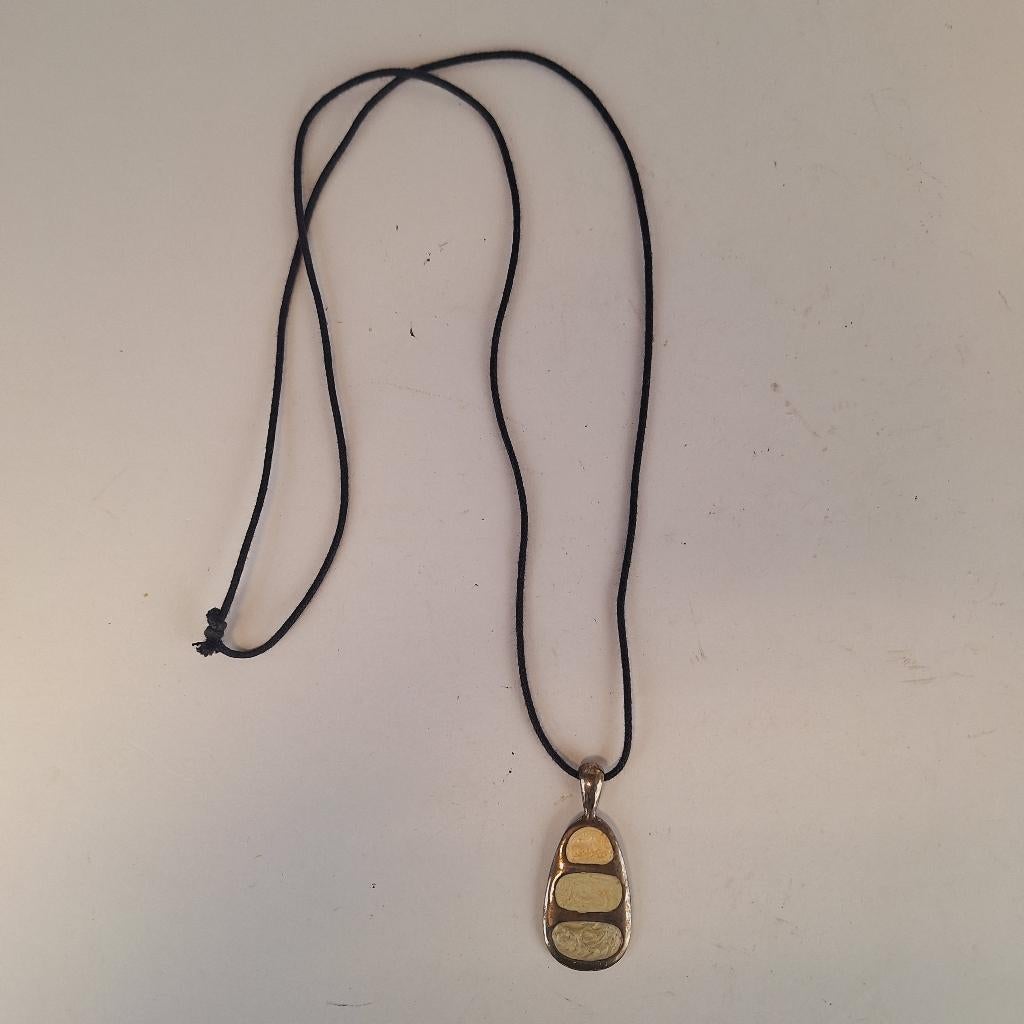 Lange ketting zwart leren koord met metalen hanger, Ophalen of Verzenden, Zo goed als nieuw, Overige kleuren, Overige materialen