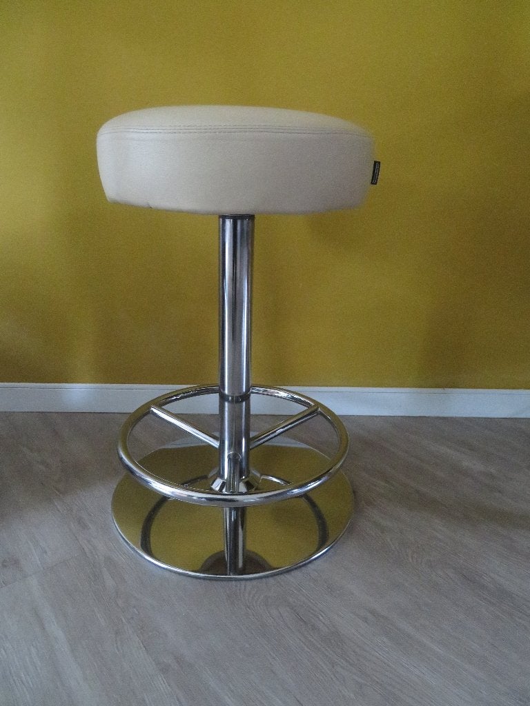 Vintage JOHANSON DESIGN uit Zweden KRUK chroom onderstel, Huis en Inrichting, Barkrukken, Ophalen, Met voetsteun, 1 kruk, Leer