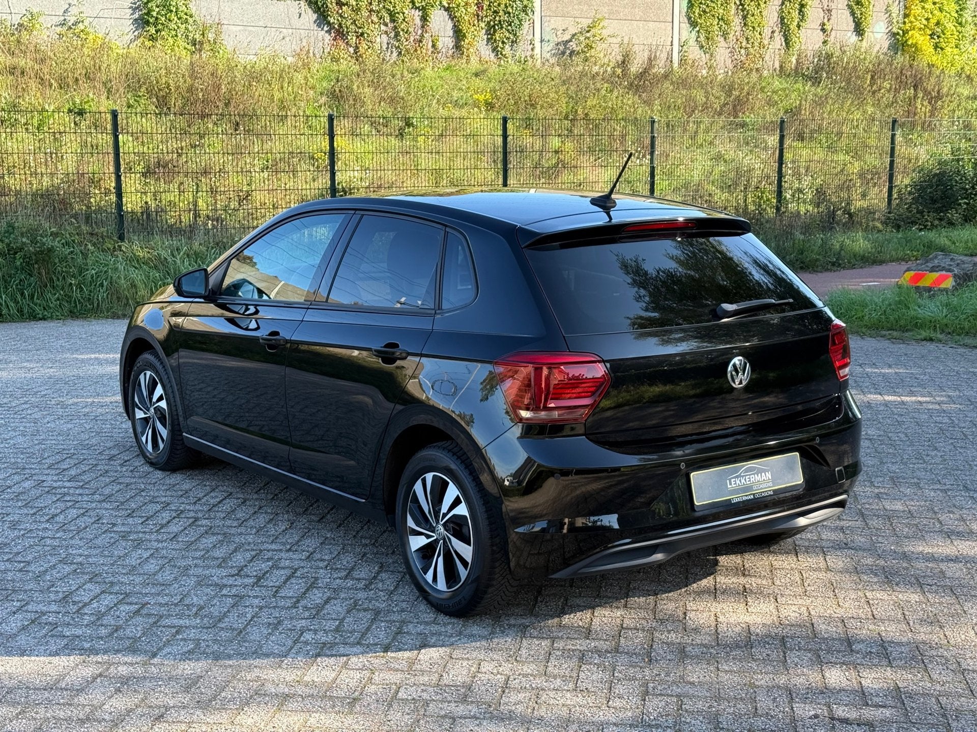 Volkswagen Polo 1.0 TSI Highline DSG I NAVI I PDC I STOELVER, Auto's, Gebruikt, 95 pk, 1096 kg, Zwart