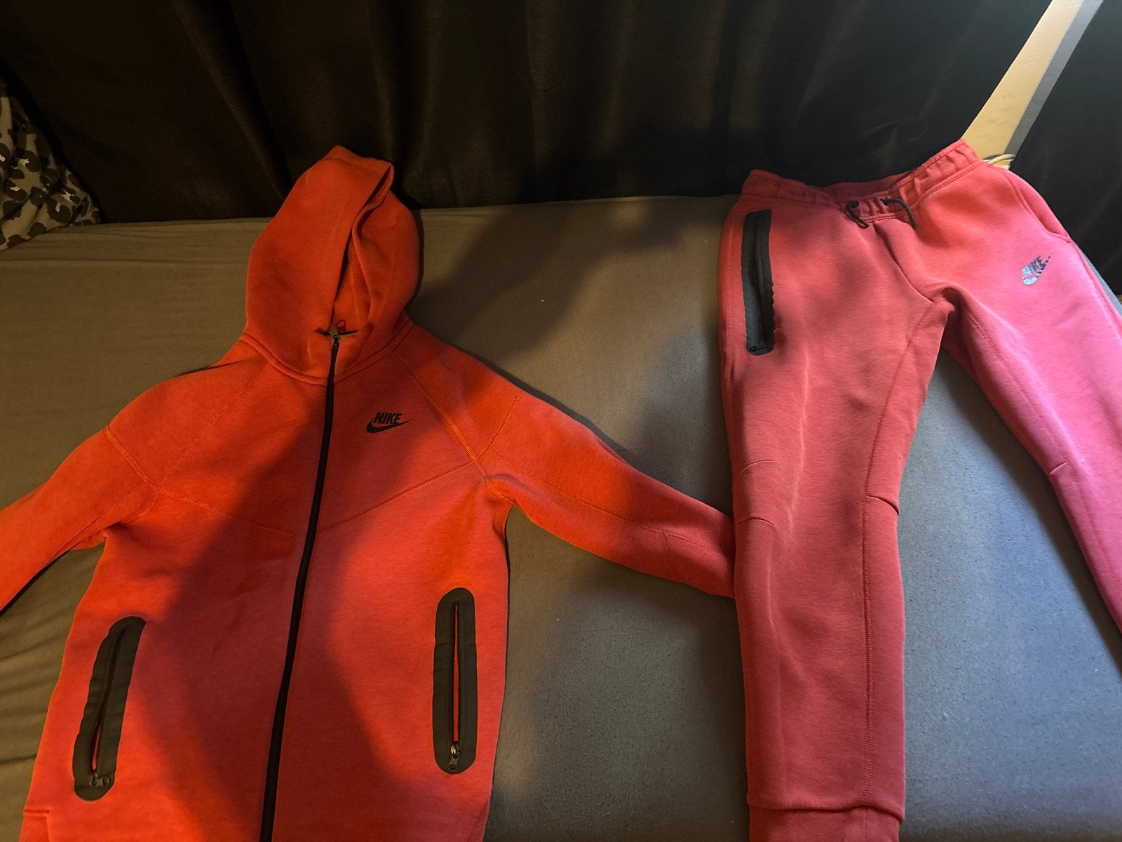 Nike Tech Fleece Trainingspak Rood - Maat L147-158 cm), Ophalen of Verzenden, Zo goed als nieuw, Jongen of Meisje