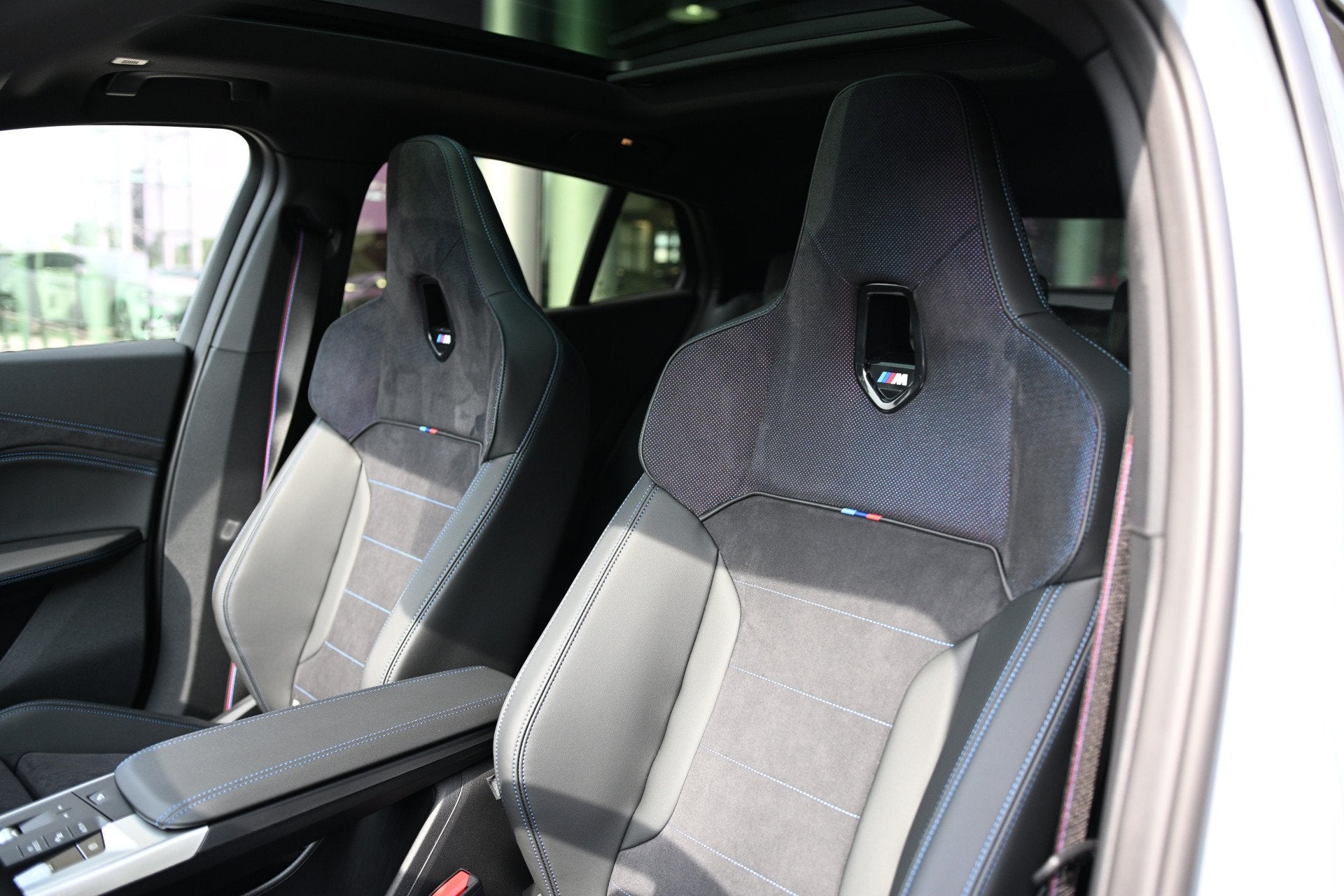 BMW iX2 eDrive20 M Sport / Panoramadak / Trekhaak / M Sports, Auto's, BMW, Dealer onderhouden, IX2, Zwart, Alcantara