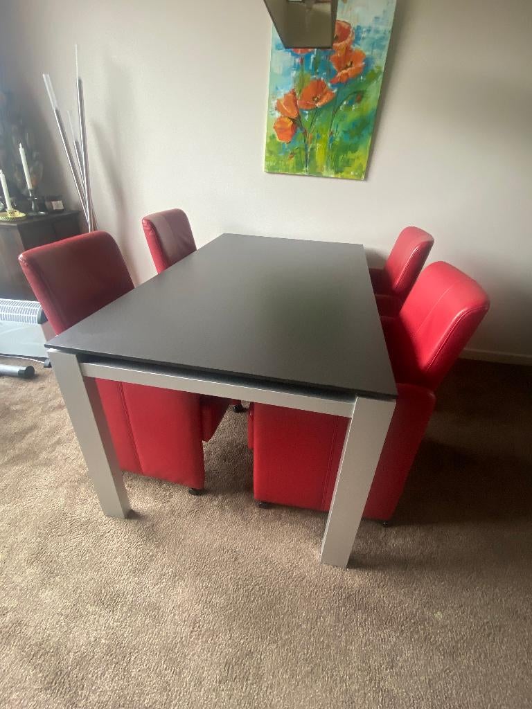 tafel met leren  stoelen, Kunststof, Gebruikt, 150 tot 200 cm, Vier personen