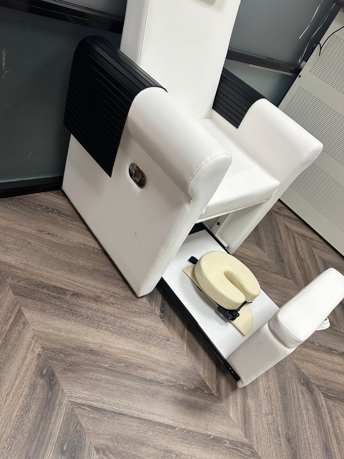Witte behandelstoel/ Pedicure, manicure, Ophalen, Kunststof, Wit, Zo goed als nieuw