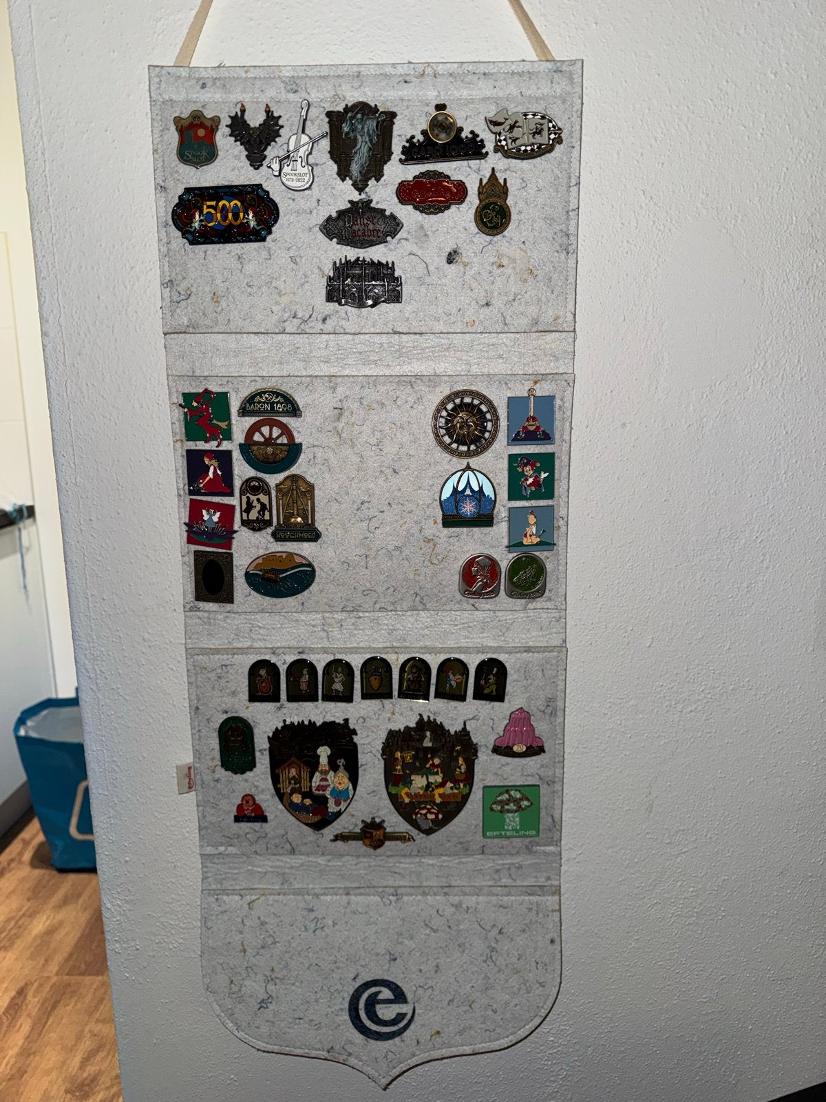 Grote verzameling Efteling pins op pinbord, Ophalen of Verzenden, Gebruikt, Overige onderwerpen, Speldje of Pin