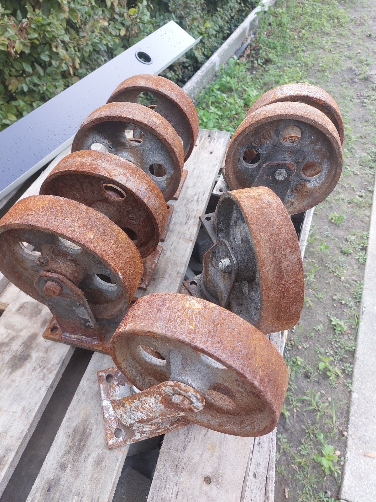 Set van 8 industriële zwenkwielen en bokwielen vintage, Ophalen, Gebruikt