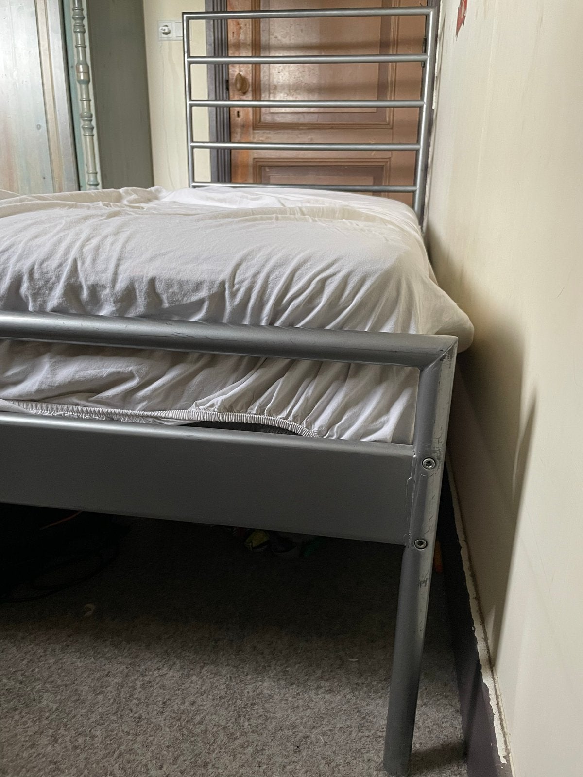 Eenpersoonsbed met metalen frame, Huis en Inrichting, Slaapkamer | Bedden, Gebruikt, 90 cm, Eenpersoons, Ophalen of Verzenden