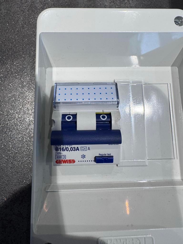 Gewiss aardlekautomaat B16/0,03A + behuizing, Doe-het-zelf en Verbouw, Elektra en Kabels, Ophalen of Verzenden, Gebruikt, Schakelaar