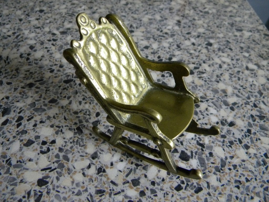 OUDE SCHOMMELSTOEL VAN KOPER, POPPENHUISSTOELTJE KOPER, Verzamelen, Ophalen of Verzenden, Gebruikt, Decoratie