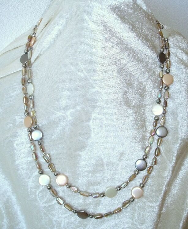 Lange ketting van parelmoer, Info.adorabeads@gmail.com, Want 18 Hoogvliet, Adorabeads, Beige
