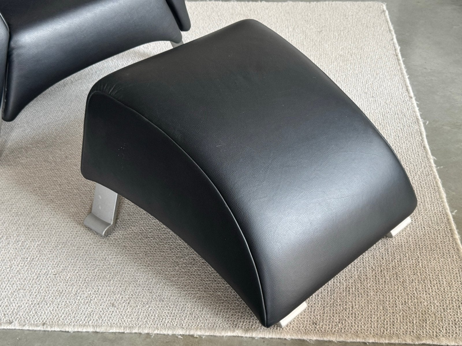 Rolf Benz 322 Fauteuil + Hocker | Zwart Leer | Als Nieuw, X, Leer, Ophalen of Verzenden, Zo goed als nieuw