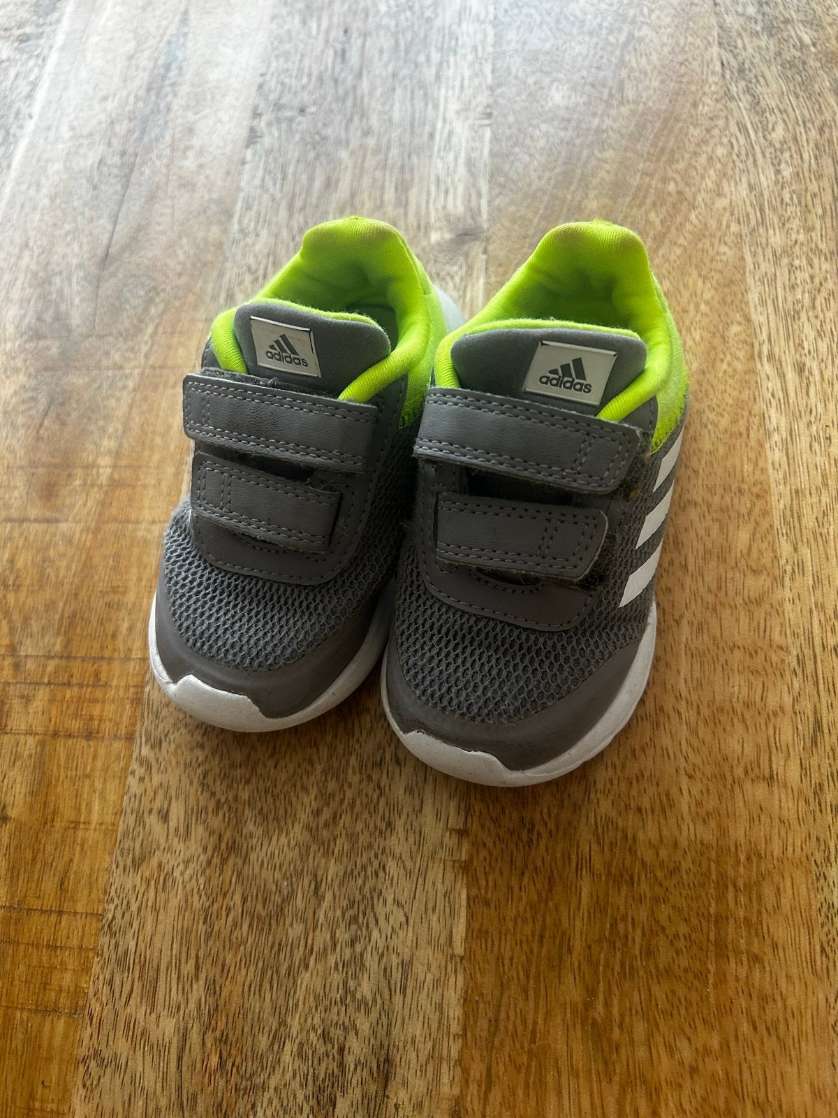 Adidas babyschoenen - grijs/neon geel maat 22, Ophalen, Zo goed als nieuw, Jongen of Meisje, Schoenen