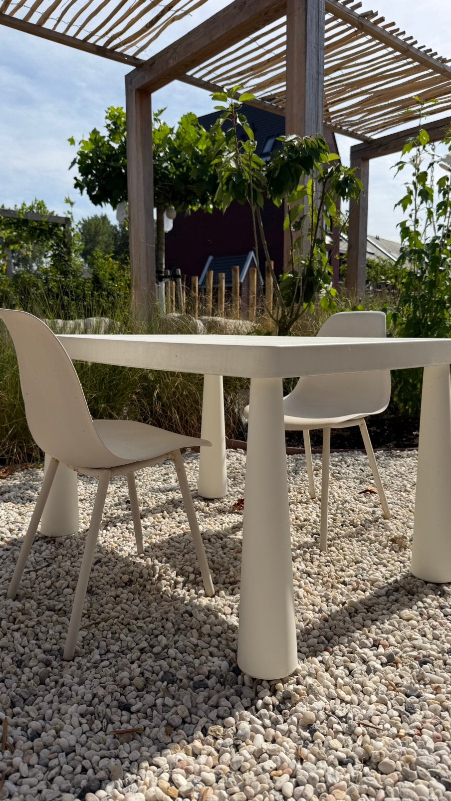 Kindertafel en twee stoeltjes, wit/beige, Ophalen, Zo goed als nieuw