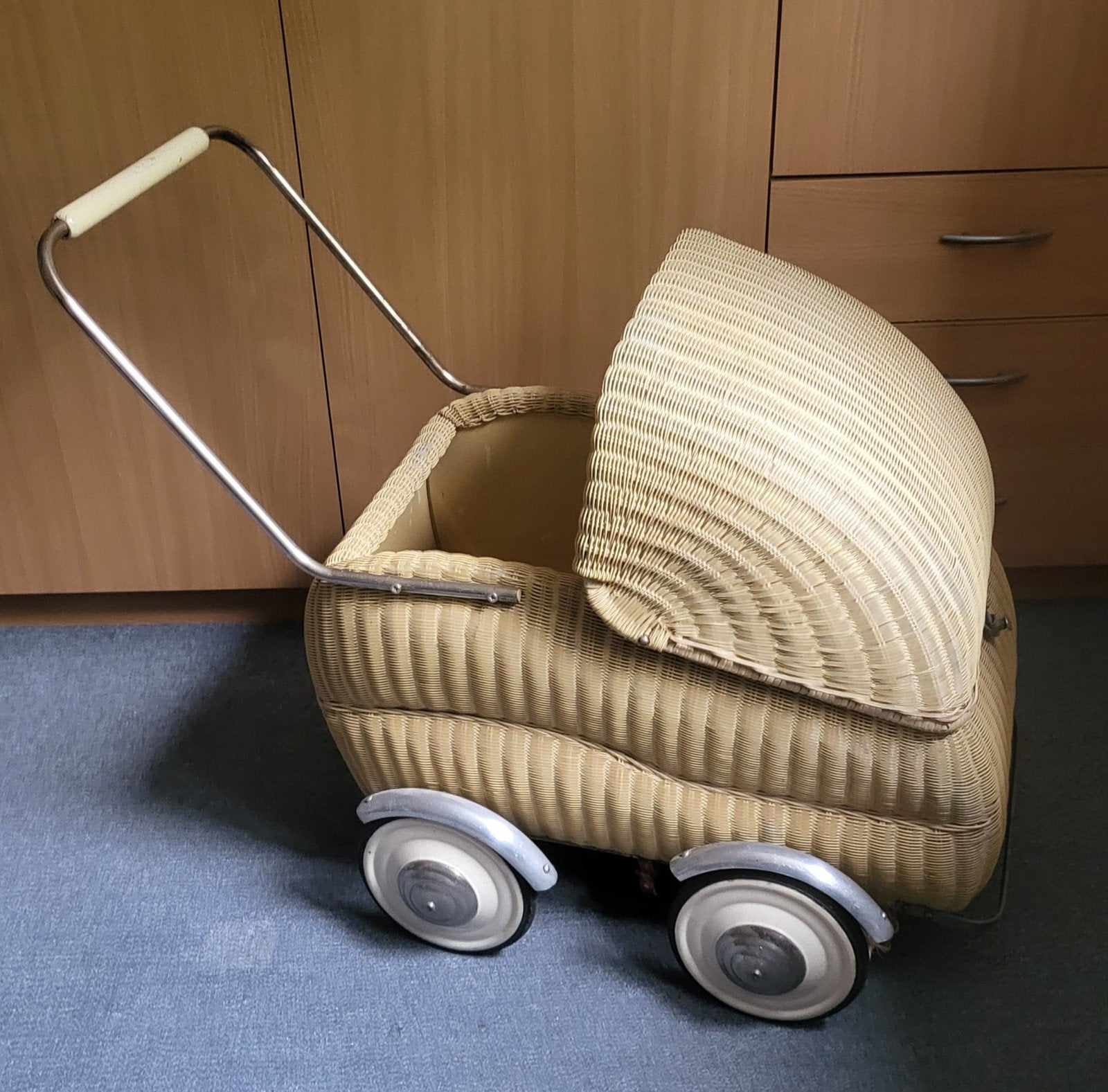 Grote crèmekleurige rieten poppenwagen, Ophalen